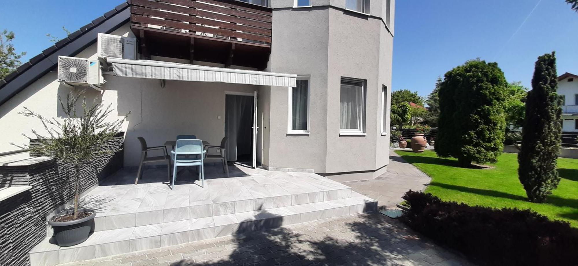 Ancsi Apartmanhaz Balatonlelle Extérieur photo